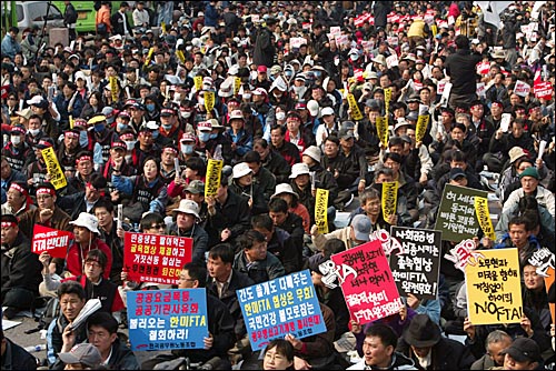 지난달 7일 서울 대학로에서 열린 '한미FTA 무효 범국민대회'. 